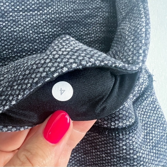 Lululemon Cropped Leggings 4 - Low / Mid Rise, Geometric, Black Grey Print - Picture 6 of 7